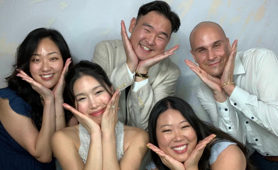 Wedding party with bridesmaids and groomsmen posing